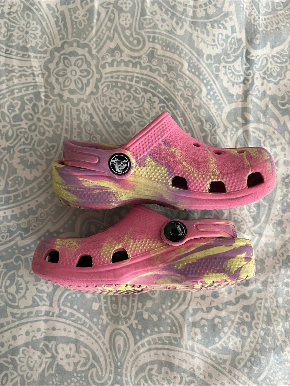 KIDS’ CLASSIC MARBLED CROCS